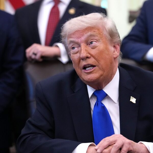Trump nakłada taryfy na auta z Unii. Odpowiedź z Brukseli.