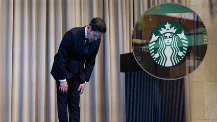 Kontrowersyjna akcja marketingowa Starbucksa. Klienci tłuką kubki z logo sieci kawiarni 