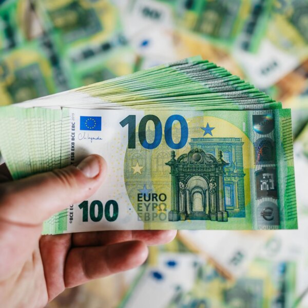 Sędziwy mężczyzna kierował mennicą podrobionych euro. Zamierzał wprowadzić do obiegu&hellip;