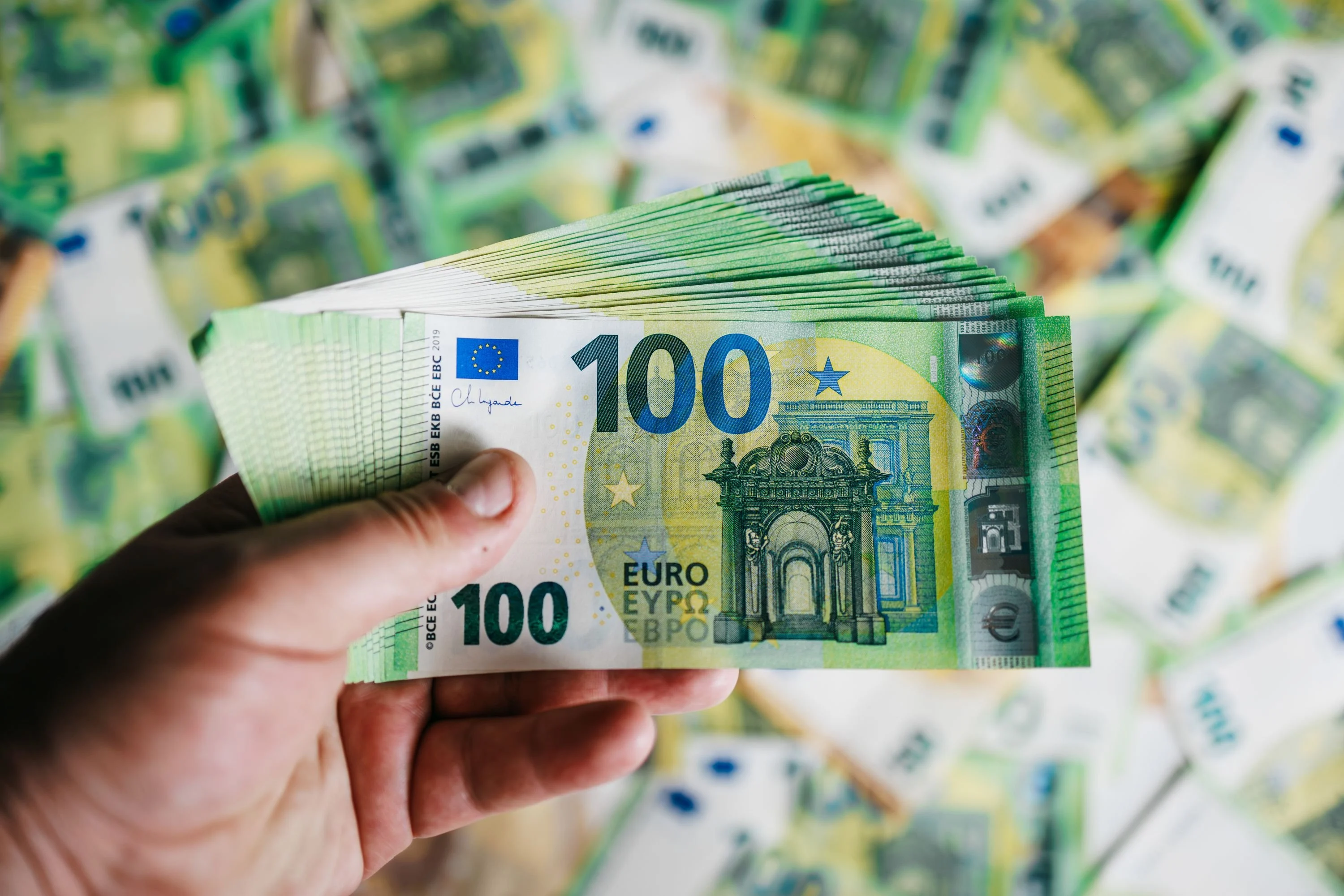 Sędziwy mężczyzna kierował mennicą podrobionych euro. Zamierzał wprowadzić do obiegu 360 milionów. Tożsamość przestępcy? 2