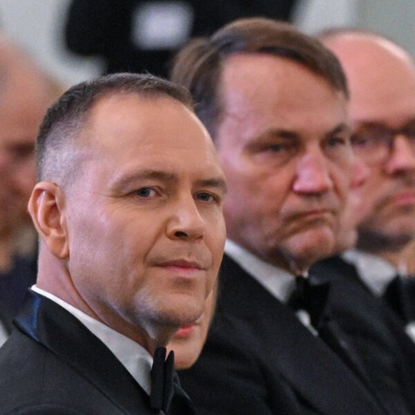 Polskie życie 71 Adwokat z Warszawy wszczynał fałszywe alarmy. Zagroził posłom Nawrockiemu, Sikorskiemu,…