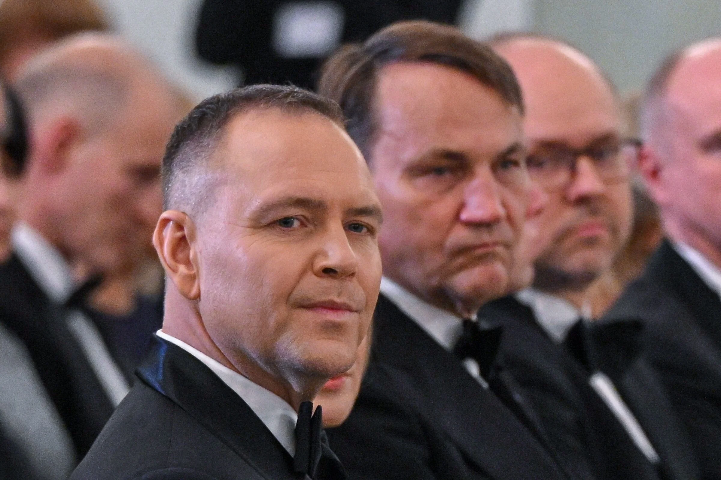 Adwokat z Warszawy wszczynał fałszywe alarmy. Zagroził posłom Nawrockiemu, Sikorskiemu, Manowskiej i innym. 2