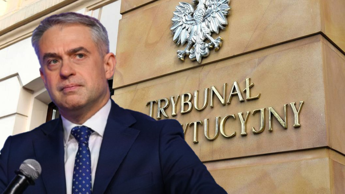 "Otworzymy siłą". Mocne słowa wicepremiera o patologii w Trybunale. 4 Krzysztof Gawkowski, wicepremier i minister cyfryzacji, stoi przed budynkiem Trybunału Konstytucyjnego.
