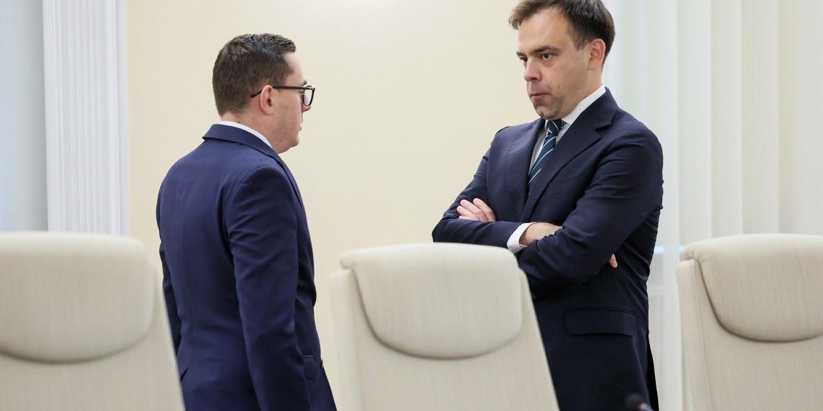 Od lewej minister energii Miłosz Motyka oraz minister finansów Andrzej Domański
