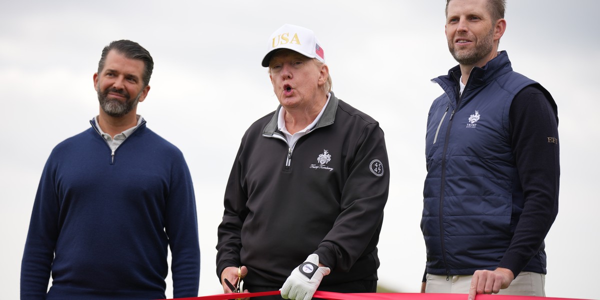 Trump’s sons and business in Kazakhstan. Company seeks millions from US government. 2 Prezydent Donald Trump z synami: Donaldem Trumpem juniorem (po lewej) i Ericiem Trumpem (po prawej)