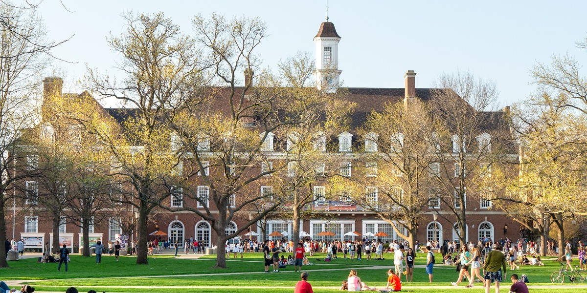 Tytuł: Stan USA z najlepszym wykształceniem: Massachusetts na czele rankingu 2 Urbana, Illinois, USA