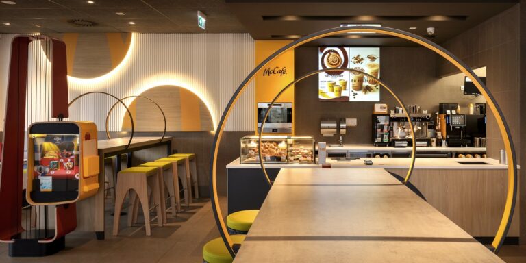 McDonald’s: Franczyza jako Rozważny Wybór w Biznesie. Dzieje Macieja Maćkowiaka 8 McDonald’s: Franczyza jako Rozważny Wybór w Biznesie. Dzieje Macieja Maćkowiaka 7