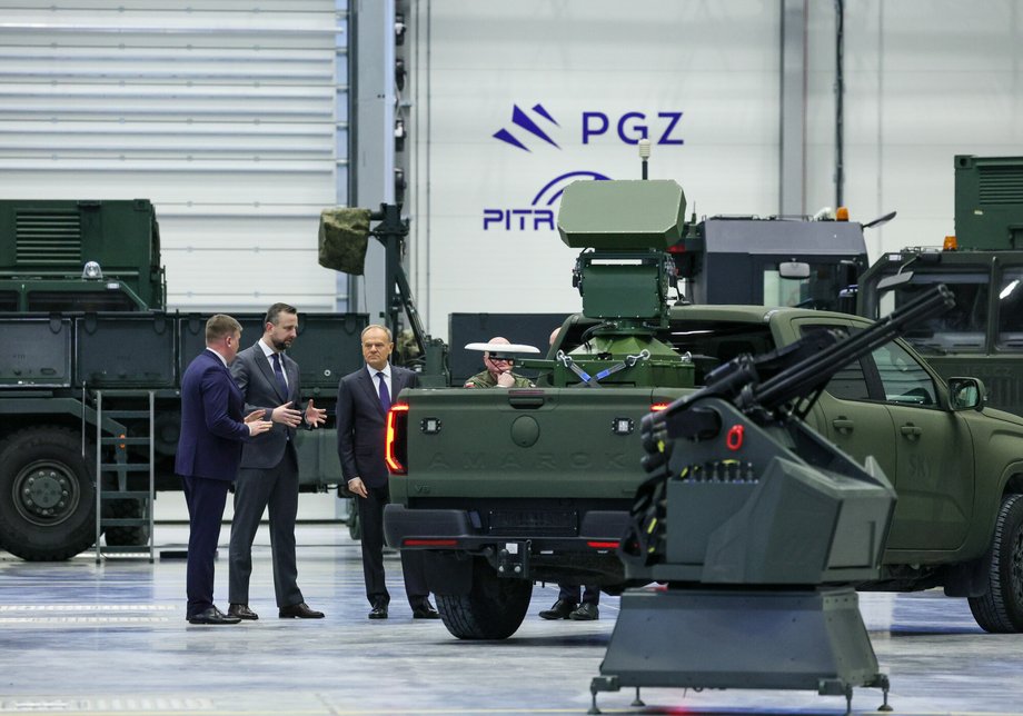Polska osłona antydronowa – co kryje w sobie? 4 Donald Tusk i Władysław Kosiniak-Kamysz oglądają broń, która ma się składać na system SAN