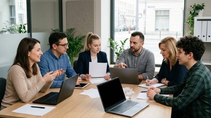 Bariera piątego pracownika: kiedy firma potrzebuje CRM