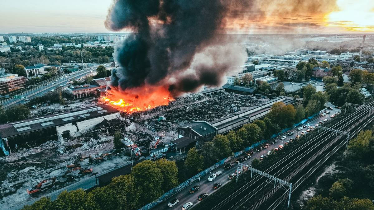 Pożar hali w Gliwicach. Na miejscu działa 17 zastępów straży