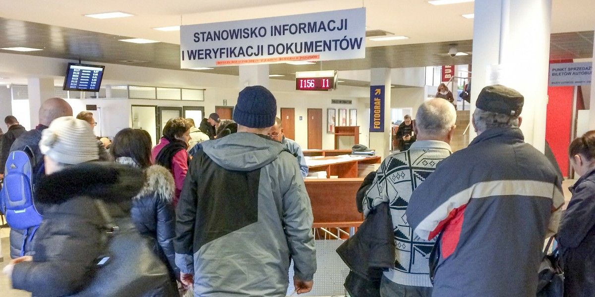 Polscy urzędnicy wykorzystują sztuczną inteligencję bez regulacji. Rząd przeprowadza kontrolę 2 Jak ostrzega "DGP”, urzędnicy posługujący się AI "muszą się spodziewać konsekwencji, łącznie z odpowiedzialnością dyscyplinarną” (zdjęcie podglądowe)