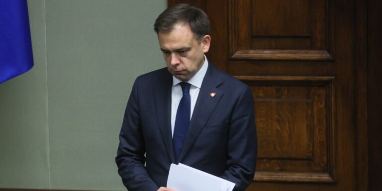 Minister Finansów wydłużył okres stosowania obniżonego podatku VAT i akcyzy na paliwa. Dostępne są odpowiednie akty wykonawcze. 9