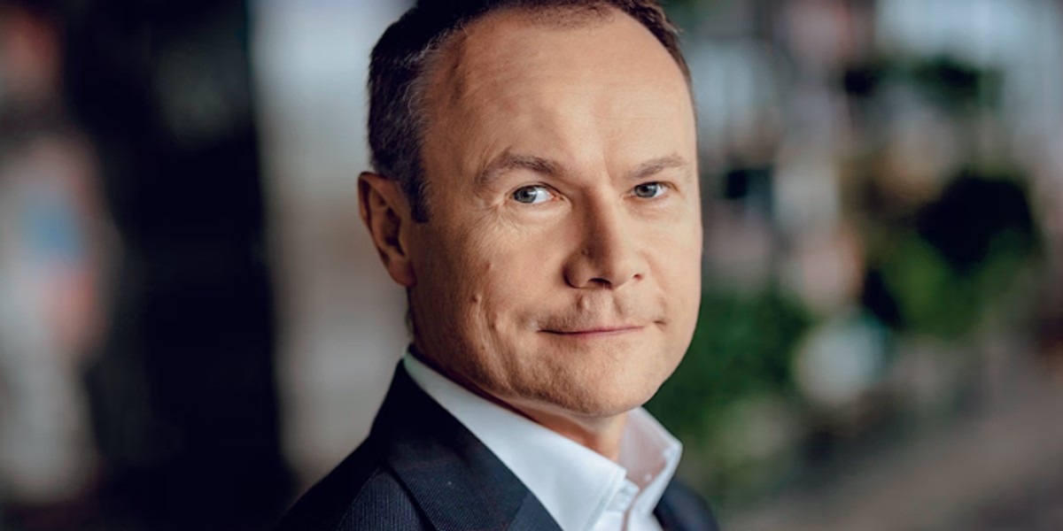 Comarch ERP dąży do światowej dominacji, a nie tylko polskiego sukcesu, koncentrując się na sztucznej inteligencji i międzynarodowym rozwoju. 6 Zbigniew Rymarczyk, wiceprezes Comarch i dyrektor sektora ERP