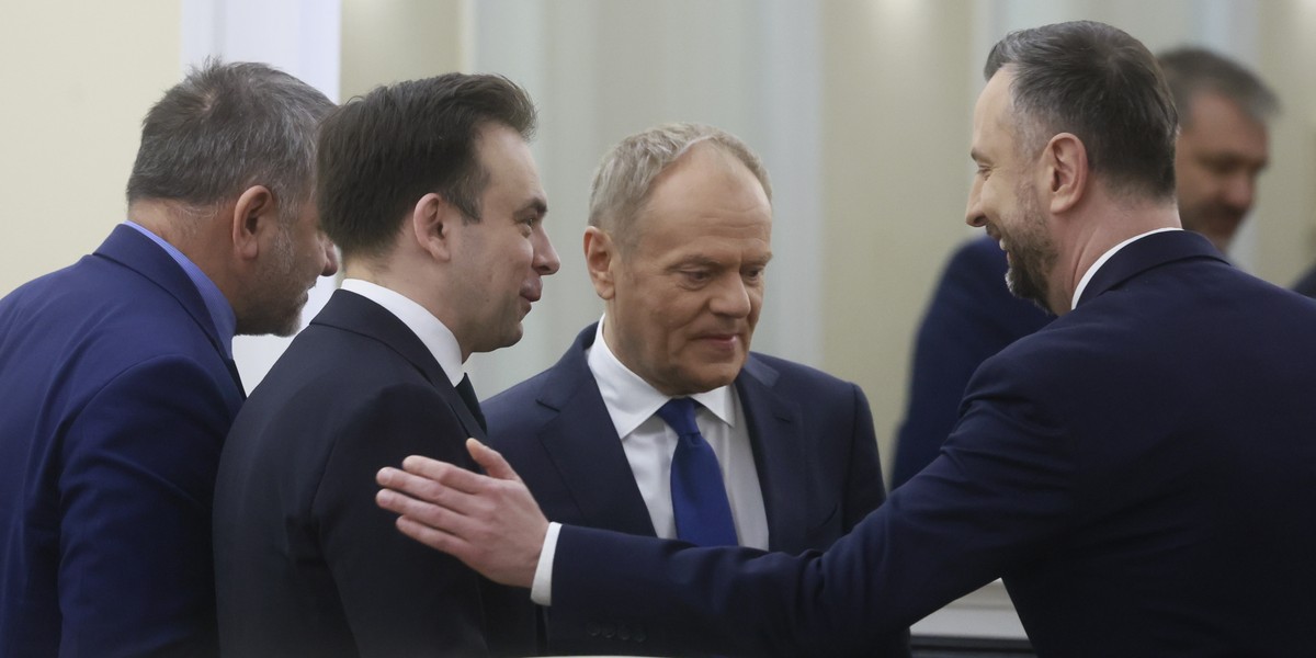 Polski rząd zatwierdzi umowy SAFE z KE. Szczegóły w relacji Magdaleny Sobkowiak. 5 W imieniu rządu umowy ws. SAFE podpiszą wicepremier minister obrony narodowej Władysław Kosiniak-Kamysz oraz minister finansów i gospodarki Andrzej Domański