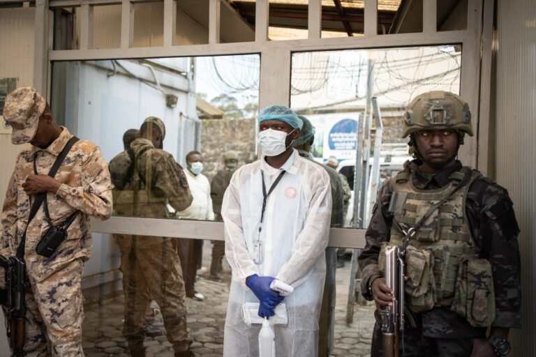 Wirus Ebola blisko granic Polski. Amerykańscy medycy przetransportowani do Europy 68 Wirus Ebola blisko granic Polski. Amerykańscy medycy przetransportowani do Europy 13