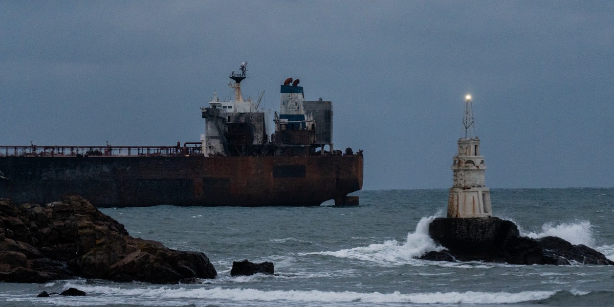 Rosyjska flota cieni szaleje na Bałtyku. "Globalne zagrożenia" 2 Statek pod banderą Gambii, uważany za część rosyjskiej floty cieni, zakotwiczony u wybrzeży Bułgarii