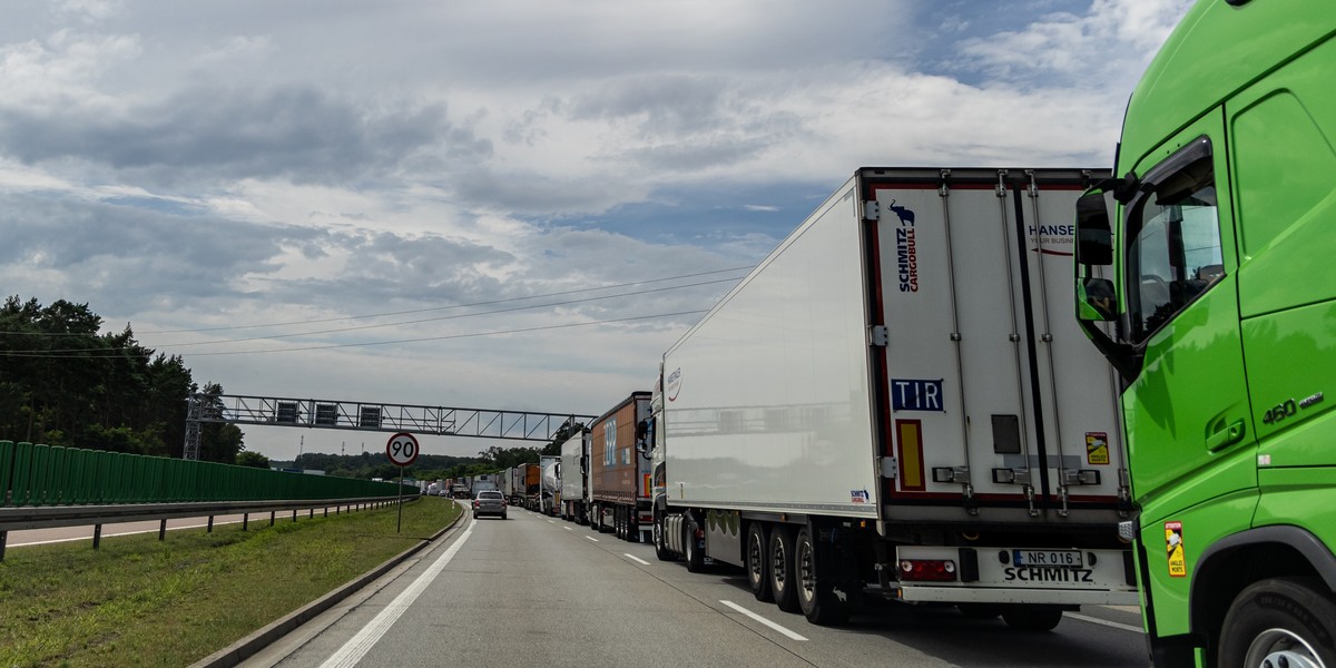 Ciężarówki na autostradzie w pobliżu Frankfurtu nad Odrą w Niemczech