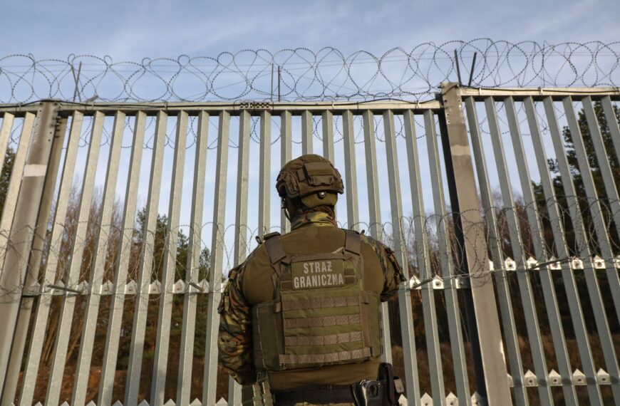 Łukaszenka ponosi klęskę w hybrydowej batalii na rubieżach Białorusi i Polski. Litwa i Łotwa wpadają w tarapaty.