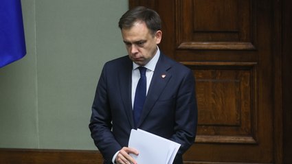 Minister finansów przedłużył obowiązywanie niższego VAT-u i akcyzy na paliwa. Są rozporządzenia