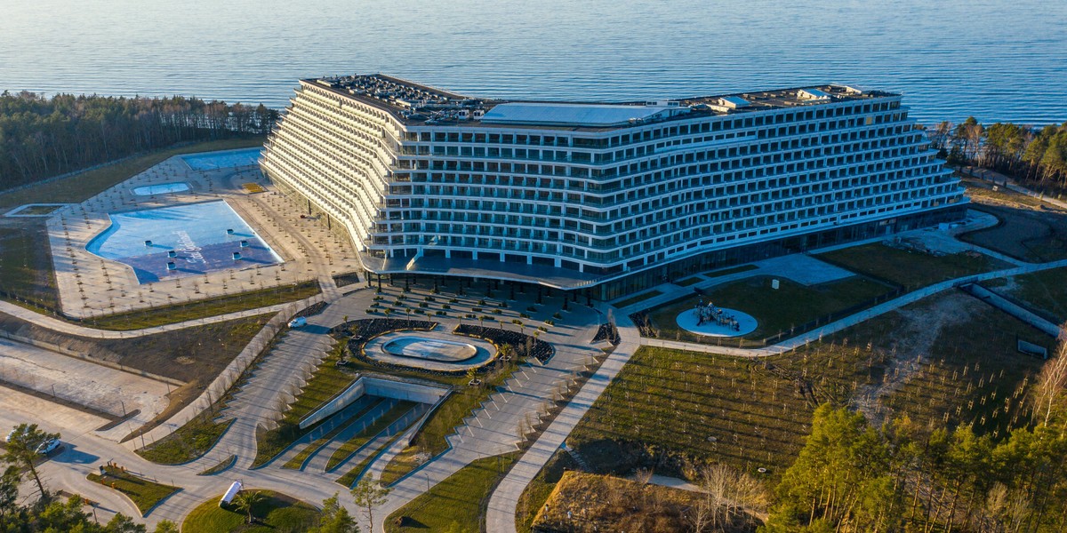 Koszt zakwaterowania w "polskim Dubaju" to nie jedyny wydatek. Dodatkowe opłaty czekają na tych przyjezdnych. 2 Hotel Gołębiewski w Pobierowie