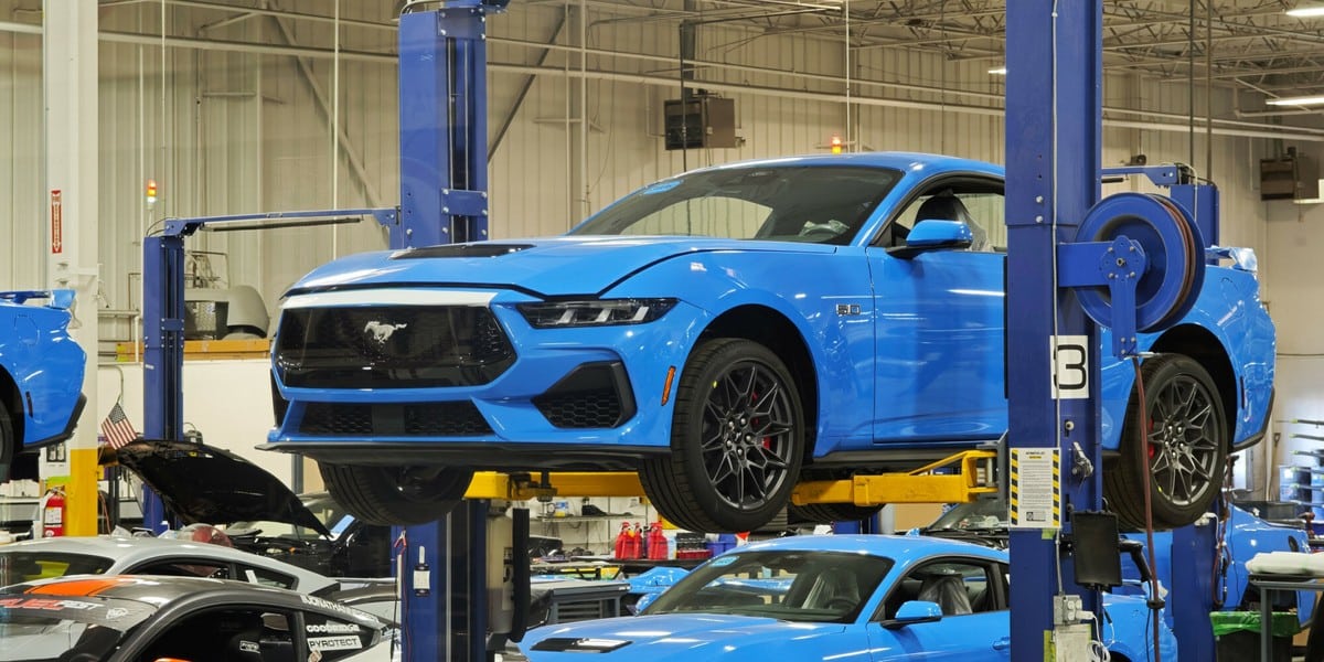 USA: Wzrost produkcji. Ormuz: Ryzyko dla transportu ropy. 33 Linia produkcyjna Ford Mustang w Shelby Heritage Center w Las Vegas