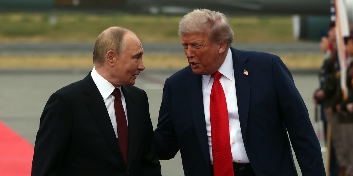 Ostre komentarze po decyzji USA w sprawie Rosji. "Podarunek dla Putina" 2 Władimir Putin i Donald Trump podczas spotkania na Alasce w sierpniu 2025 r.