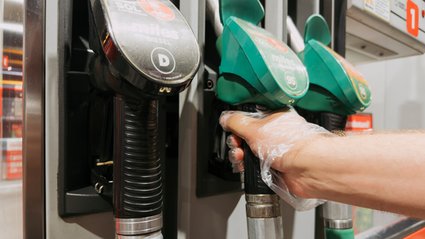 Nowe limity na stacjach benzynowych. Minister energii podał ceny na piątek