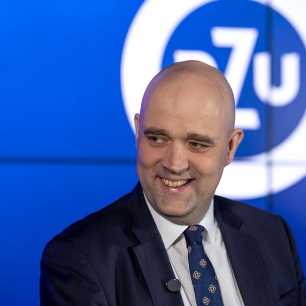 Emerytura w Polsce: Analiza i oszczędności poza ZUS.