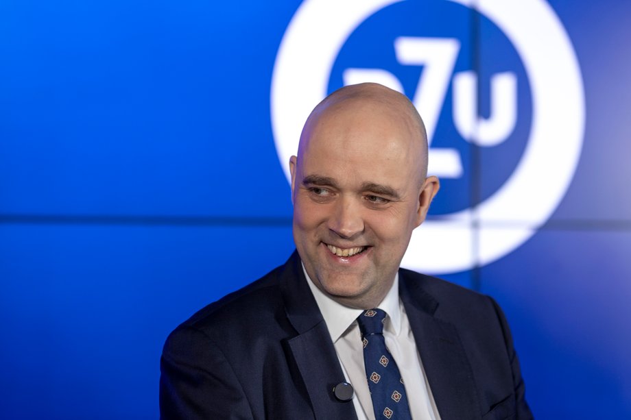 Emerytura w Polsce: Analiza i oszczędności poza ZUS. 28 Coraz mniej ludzi będzie musiało wytworzyć towary i usługi potrzebne utrzymującej się dużej grupie ludności. Więc albo zastąpią tych ludzi automaty, maszyny, urządzenia, technologie i wzrośnie wydajność pracy, albo musimy się liczyć ze spadkiem wzrostu gospodarczego