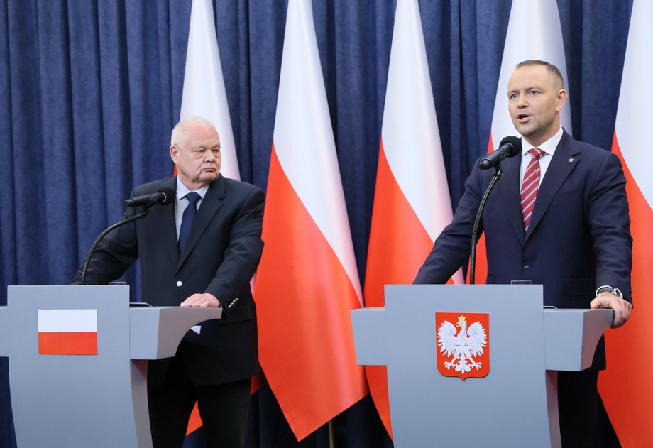 Adam Glapiński i Karol Nawrocki prezentują "SAFE 0 proc." (zdjęcie z początku marca br.)