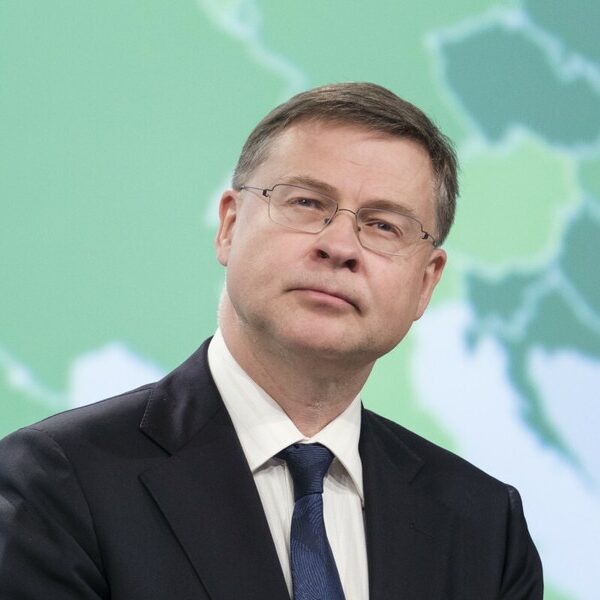 Komisarz unijny alarmuje w sprawie polskich finansów.