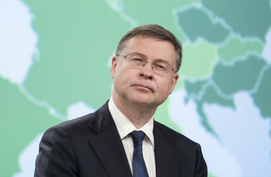 Komisarz unijny alarmuje w sprawie polskich finansów.