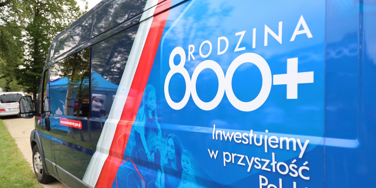 Reklama programu 800 plus