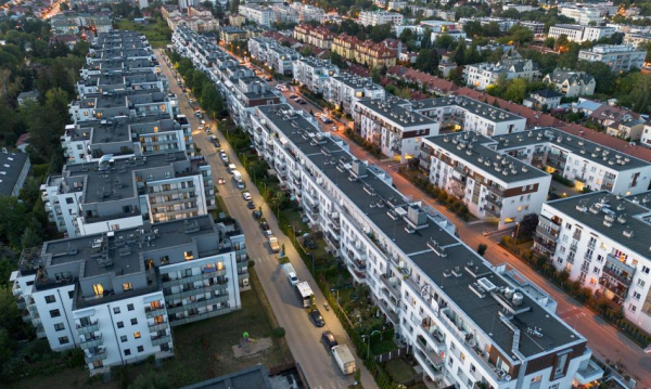 Piaseczno tonie w problemach z wodą. Ekspansja budowlana kontra brak wody dla mieszkańców.