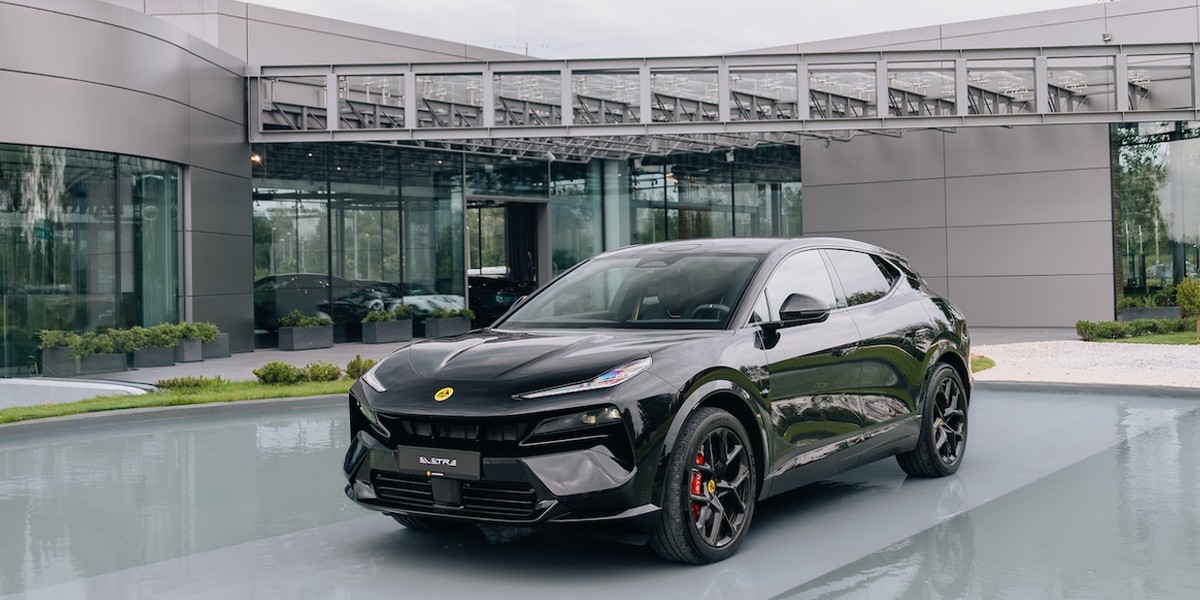 Sieć hoteli Jamesa Bonda debiutuje w Polsce. Jest oficjalne oświadczenie. 52 SUV Lotus Eletre