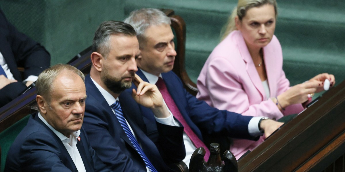 Wynagrodzenia w ministerstwach osiągają rekordowe poziomy. Takie kwoty budzą zdumienie. 2 Wynagrodzenia w ministerstwach robią wrażenie