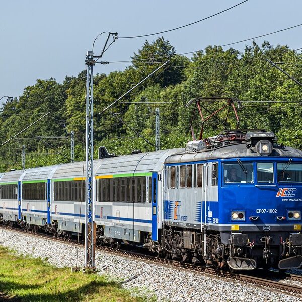 Kolejnictwo ustępuje samochodom ciężarowym w transporcie ładunków. Pasażerowie ponownie wybierają&hellip;