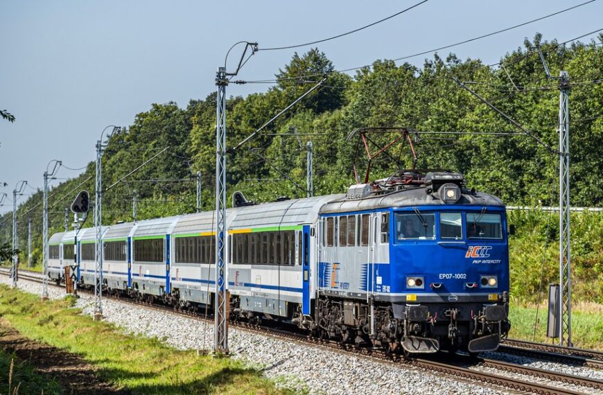 Kolejnictwo ustępuje samochodom ciężarowym w transporcie ładunków. Pasażerowie ponownie wybierają podróże koleją.