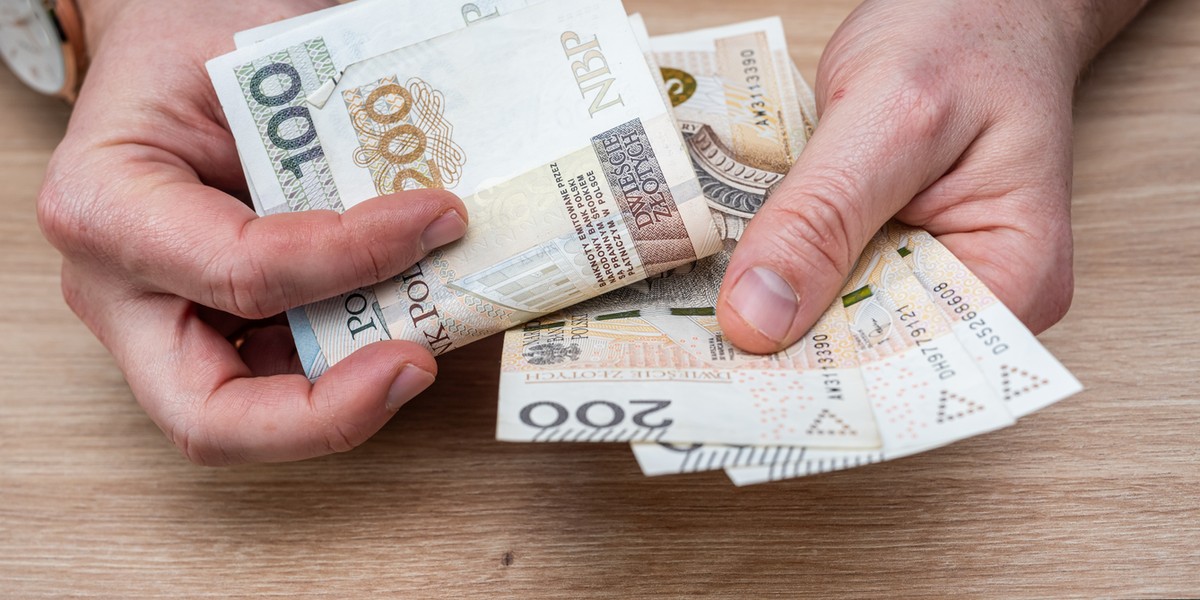 Ilustrator 3D chciał płacić podatki na zasadach artystycznych. Urząd Skarbowy udzielił odpowiedzi 2 Polskie banknoty (zdj. ilustracyjne)
