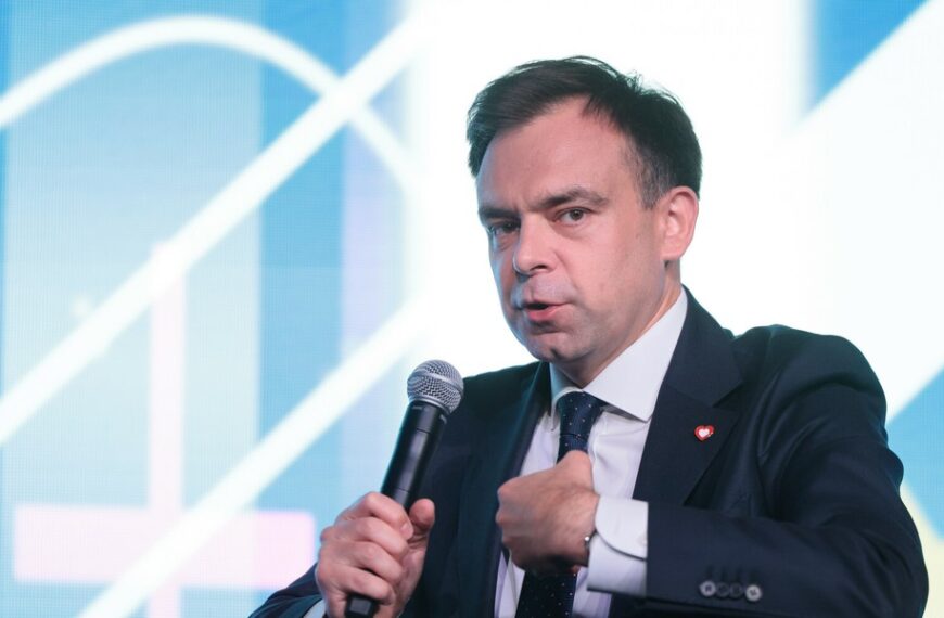 Minister finansów o kosztach energii. „Ceny muszą spadać”
