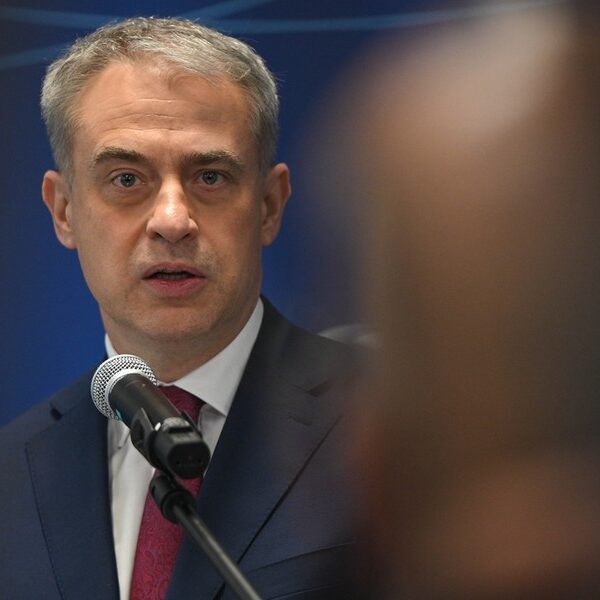 Cyberprzestępcy atakują firmy w Polsce. Oszustów podszywają się pod polityków