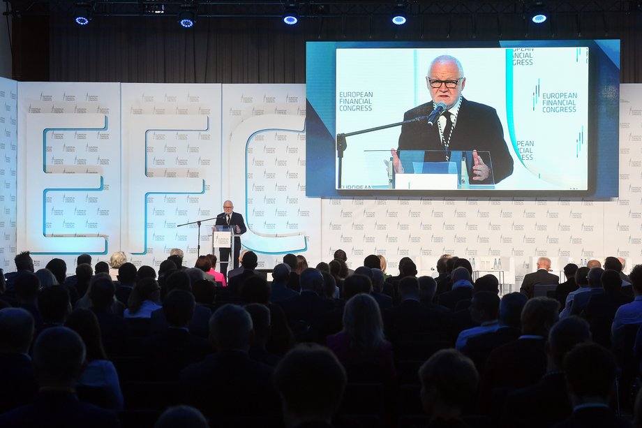 Rozwój gospodarczy i nakłady inwestycyjne w Polsce. Szef resortu finansów określa decydujący etap 4 Jan Krzysztof Bielecki zainaugurował Europejski Kongres Finansowy w Sopocie