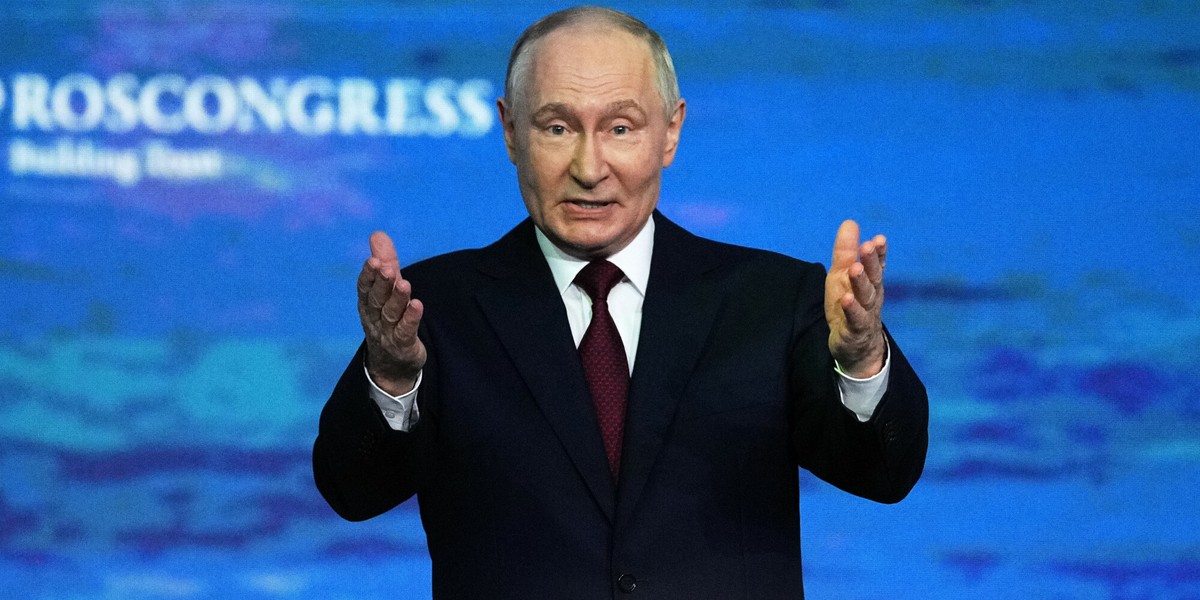 Rosja czerpie zyski z ropy pomimo restrykcji. Jednak napotyka również wyzwania. 2 Władimir Putin