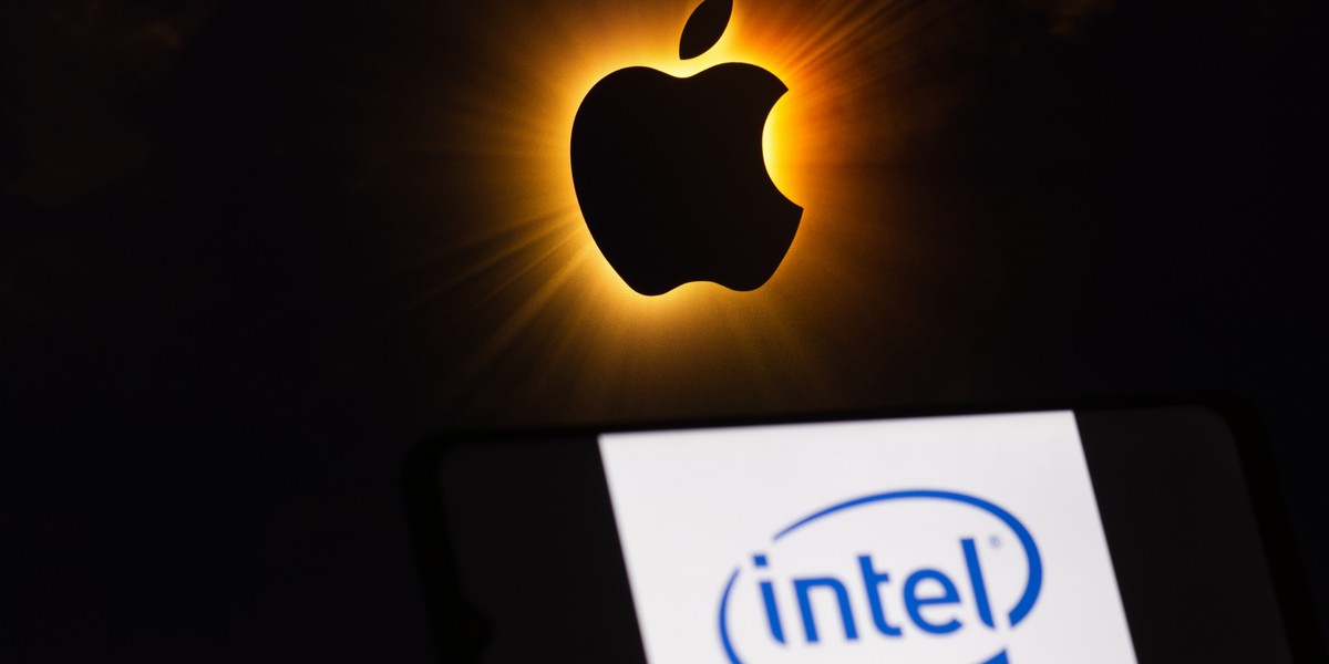 Apple i Intel planują w Stanach Zjednoczonych znaczący postęp. Prezydent Trump zdradza szczegóły dotyczące zamiarów produkcji innowacyjnych układów scalonych. 2 Apple ma rozpocząć współpracę z Intelem przy projektowaniu i produkcji chipów w USA - tak napisał Donald Trump