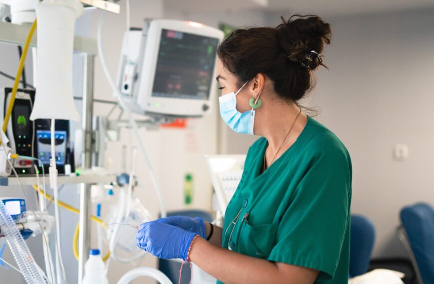 Od 1 lipca 2026 wzrośnie wynagrodzenie minimalne w sektorze medycznym. Medycy, personel pielęgniarski i diagności otrzymają wyższe pensje.