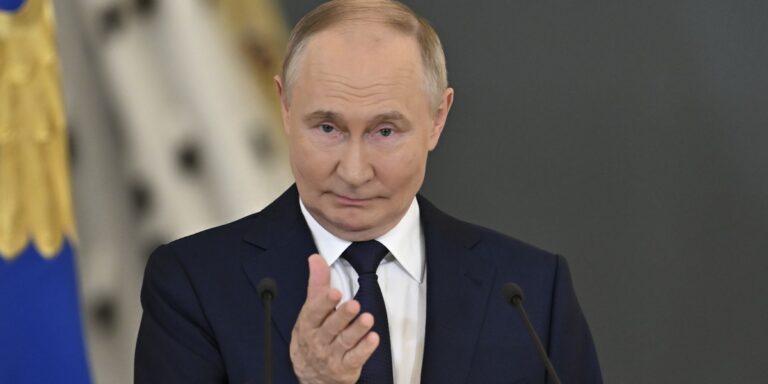 Władimir Putin obawia się infekcji. Niespodziewane żądanie na Petersburskim Forum Ekonomicznym 66 Władimir Putin obawia się infekcji. Niespodziewane żądanie na Petersburskim Forum Ekonomicznym 13