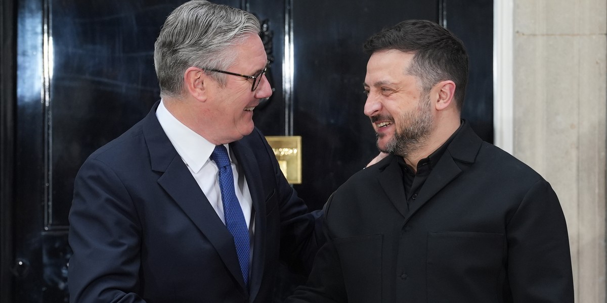 Wołodymyr Zełenski "wywierał presję" na Keira Starmera. Mowa o 2,4 miliarda funtów 2 Premier Wielkiej Brytanii Keir Starmer i prezydent Ukrainy Wołodymyr Zełenski podczas spotkania w Londynie