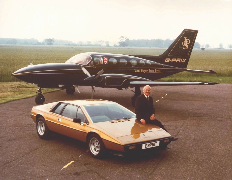 Sieć hoteli Jamesa Bonda debiutuje w Polsce. Jest oficjalne oświadczenie. 54 Założyciel Lotusa Colin Chapman przy modelu Esprit