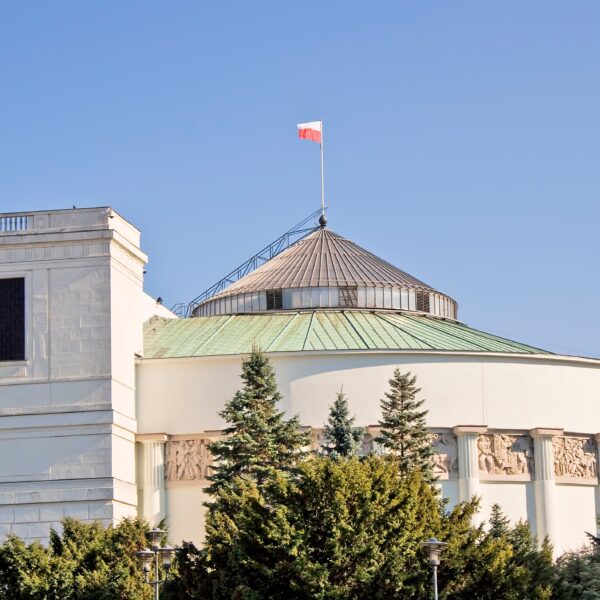 Zdrowie publiczne w Polsce: ugrupowania polityczne poszukują metod zachęcenia obywateli&hellip;
