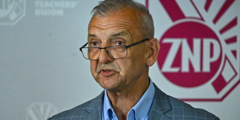 ZNP o wzroście wynagrodzeń dla pedagogów. "Nasze prośby pozostają bez odpowiedzi" 63 ZNP o wzroście wynagrodzeń dla pedagogów. "Nasze prośby pozostają bez odpowiedzi" 11